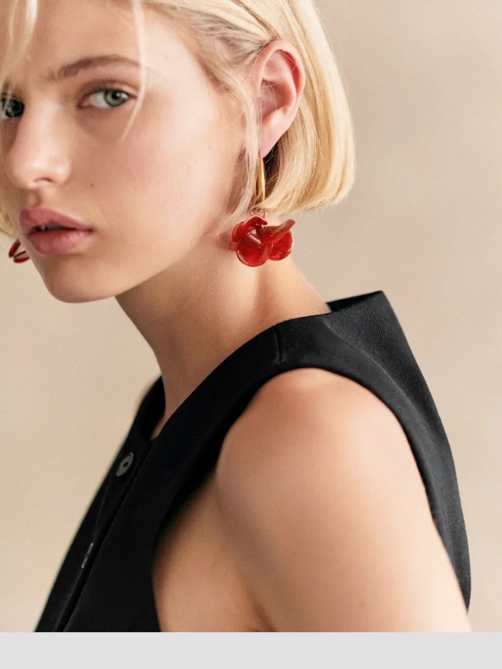 Sezane Flora Earrings, Amandine Bracelet and Clem Necklace
Color: Carmine Red - Picture 10 of 14
